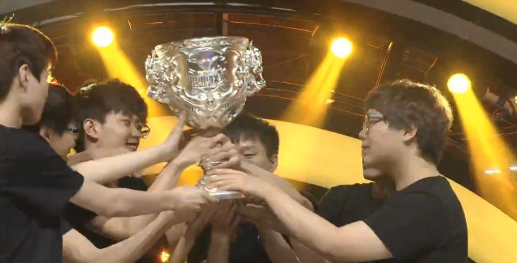PentaKill do Deft Garante o Primeiro Lugar da LPL para a EDG
