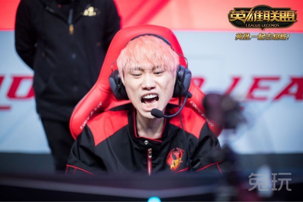 LoL: Doinb é o primeiro jogador a conseguir residência na LPL