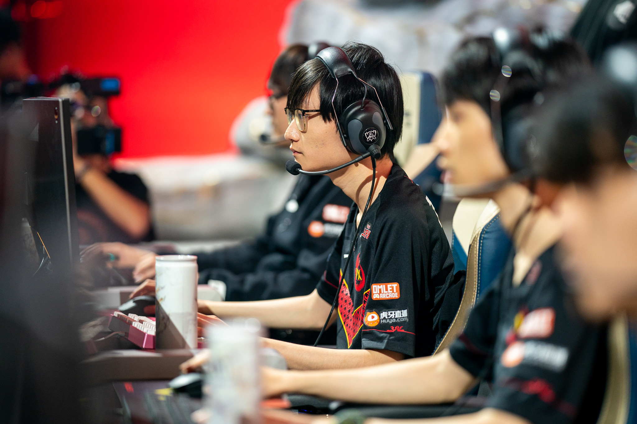 LoL: FPX vence Fnatic e avança às semifinais do Mundial