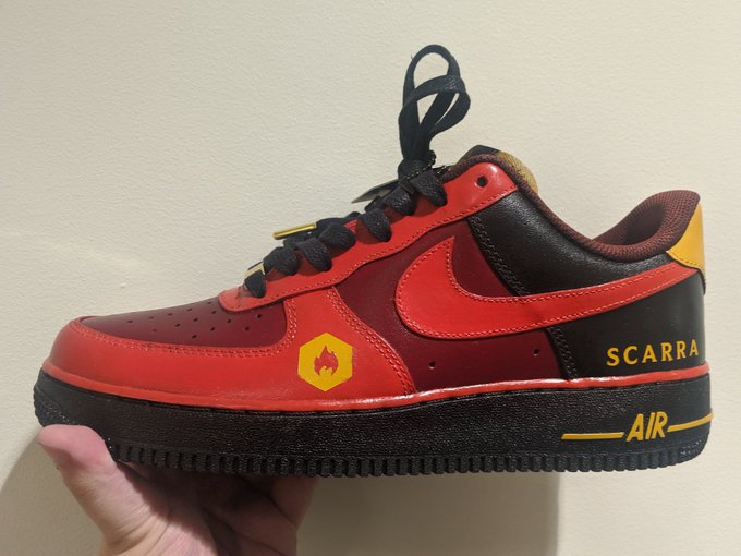 TFT: Riot presenteia streamers com tênis da Nike personalizado