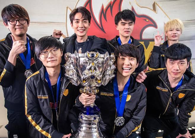 LoL: Doinb revela escolhas finais de skins do mundial dos jogadores da FPX