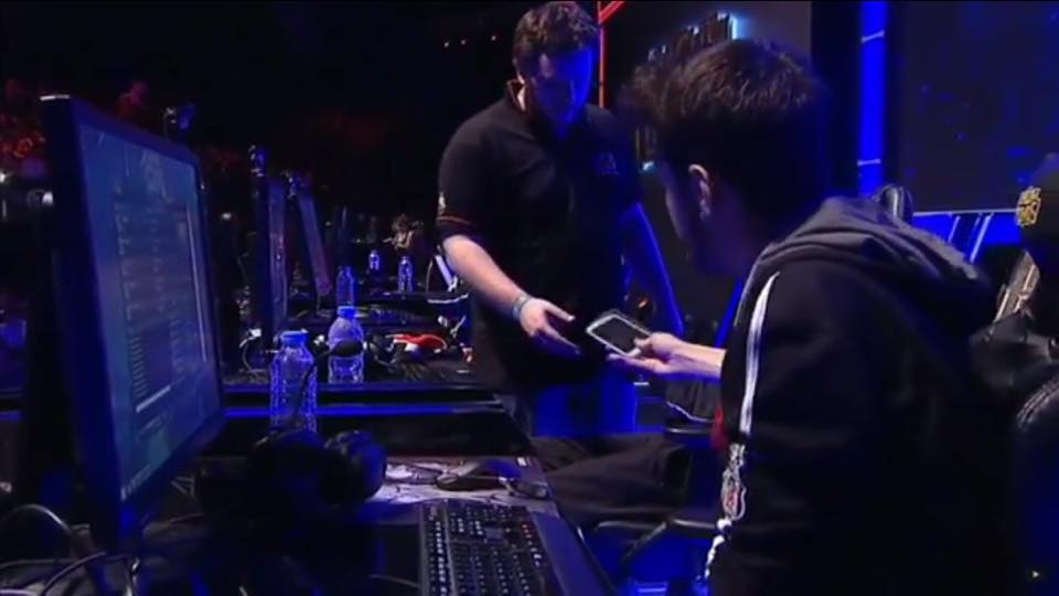 Polêmicas nas Redes Sociais sobre Jogadores Turcos usando Celulares na Final