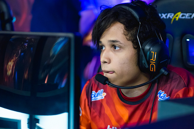 Jogador mais jovem da história do CBLOL, Titan comenta estreia ao lado de seu pai