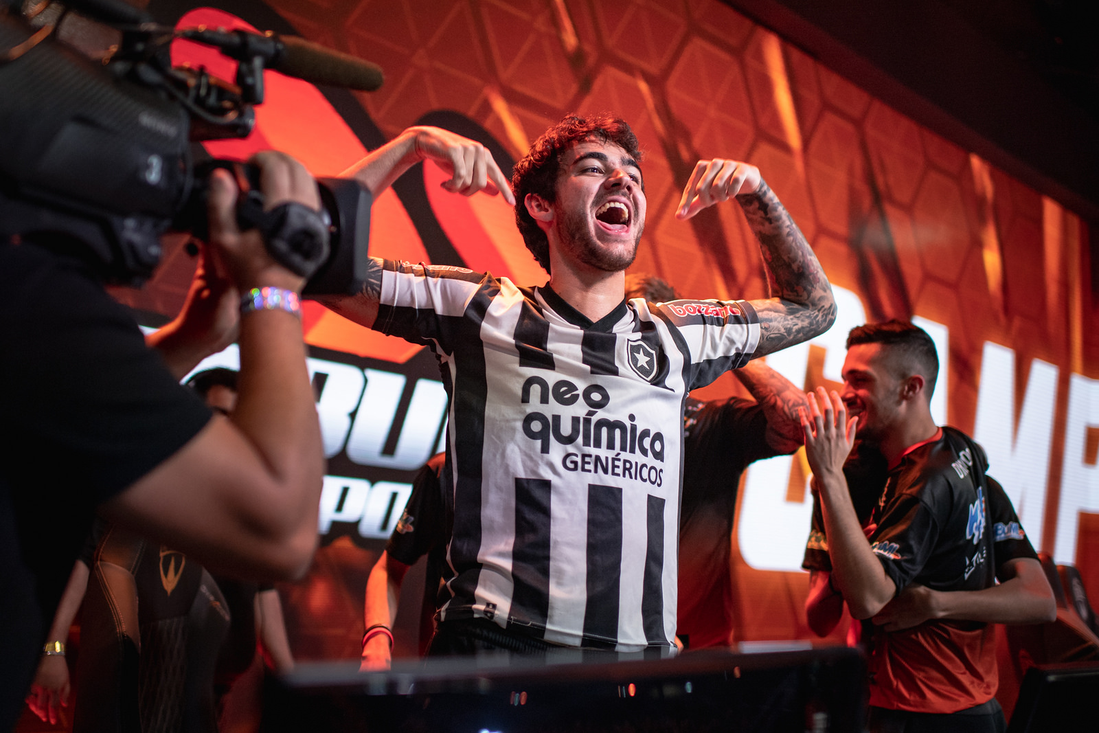 Campeão do CBLoL, Zantins comenta sobre a camisa do Botafogo na comemoração