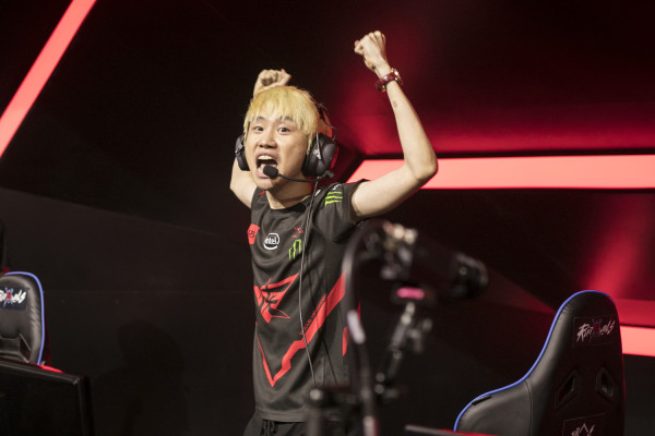 LoL: Super Carry Doinb