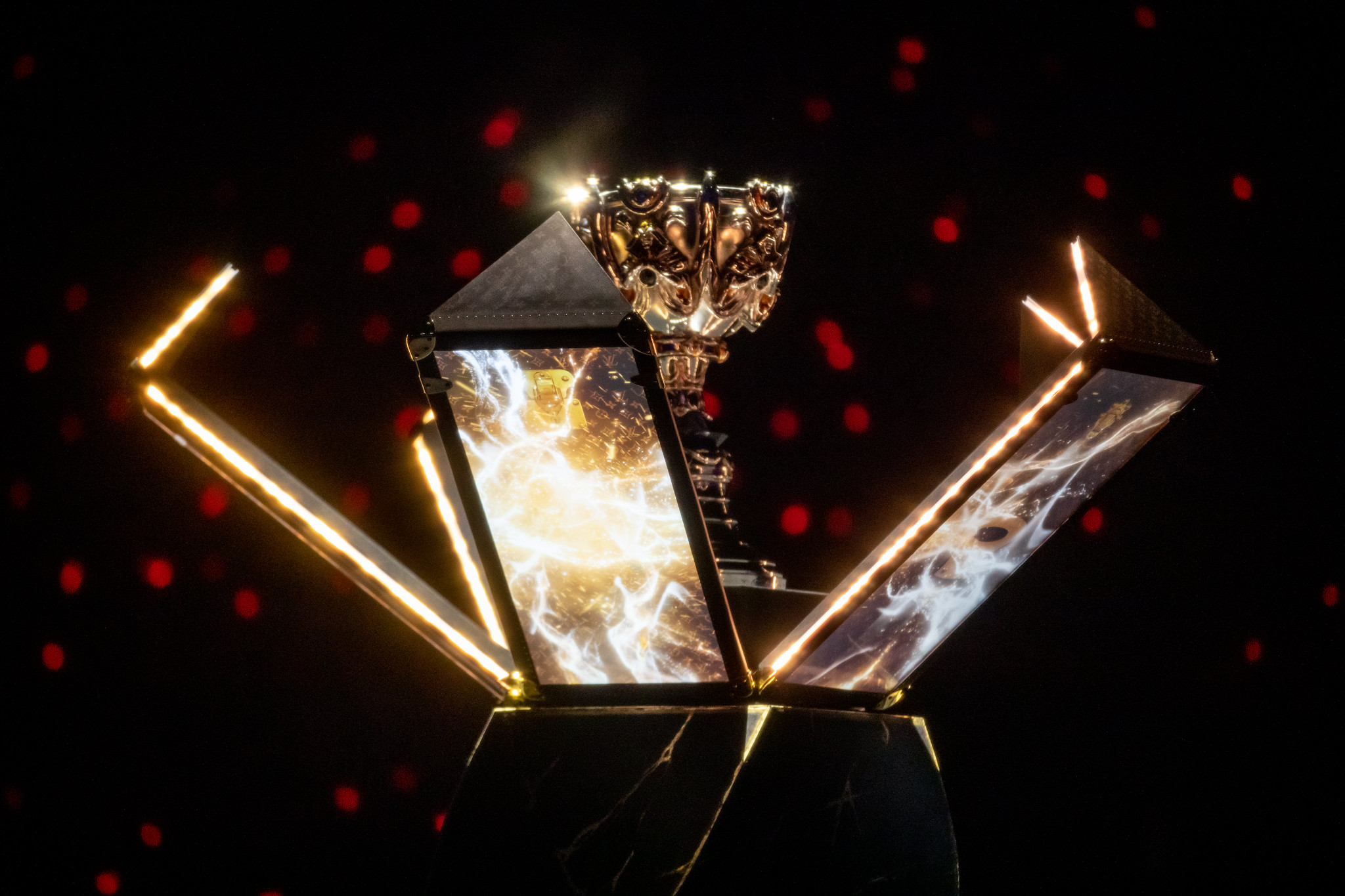 LoL: Veja o porta-troféu criado por Louis Vuitton para a Summoner’s Cup
