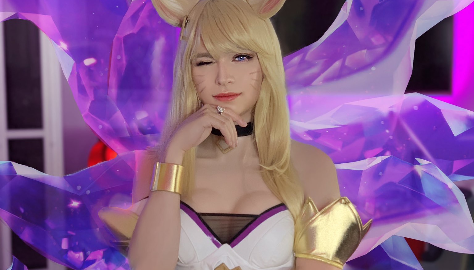 LoL: Sneaky apresenta seu novo cosplay de KDA Ahri