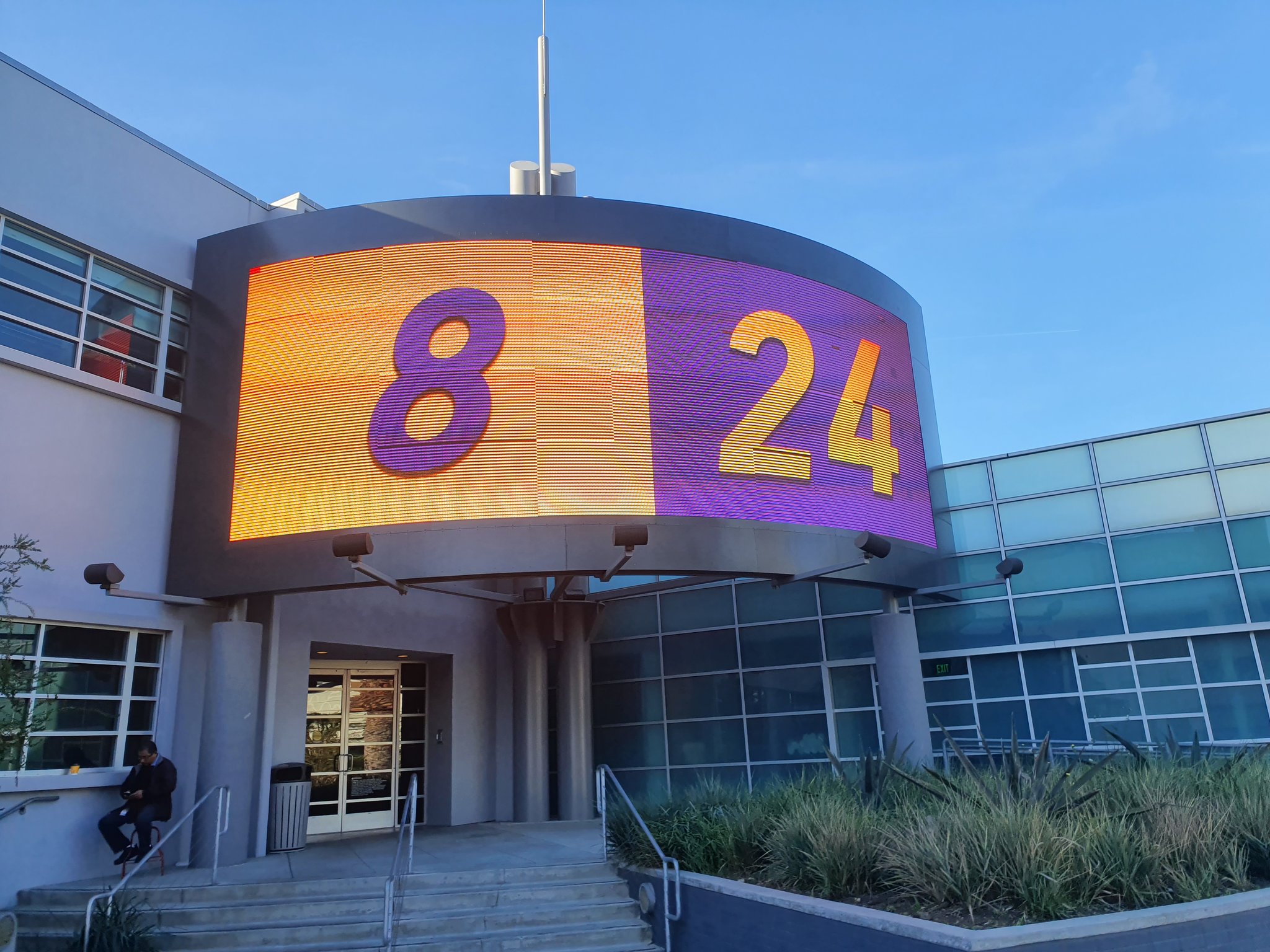 LoL: LCS presta homenagem para Kobe Bryant em fachada de seu estúdio