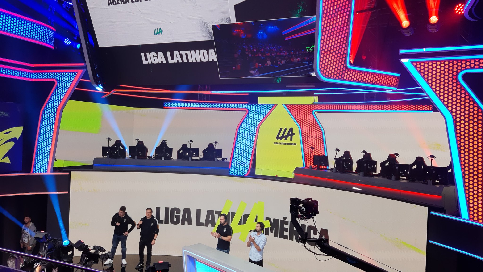 LoL: Com direito a torcida, LLA mostra sua nova arena para a temporada 2020