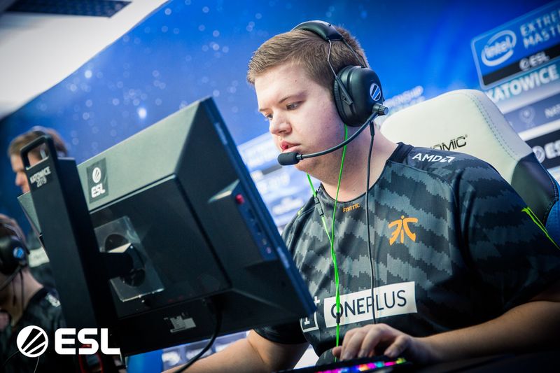 CS:GO: Em um round, JW passa a faca em dois adversários