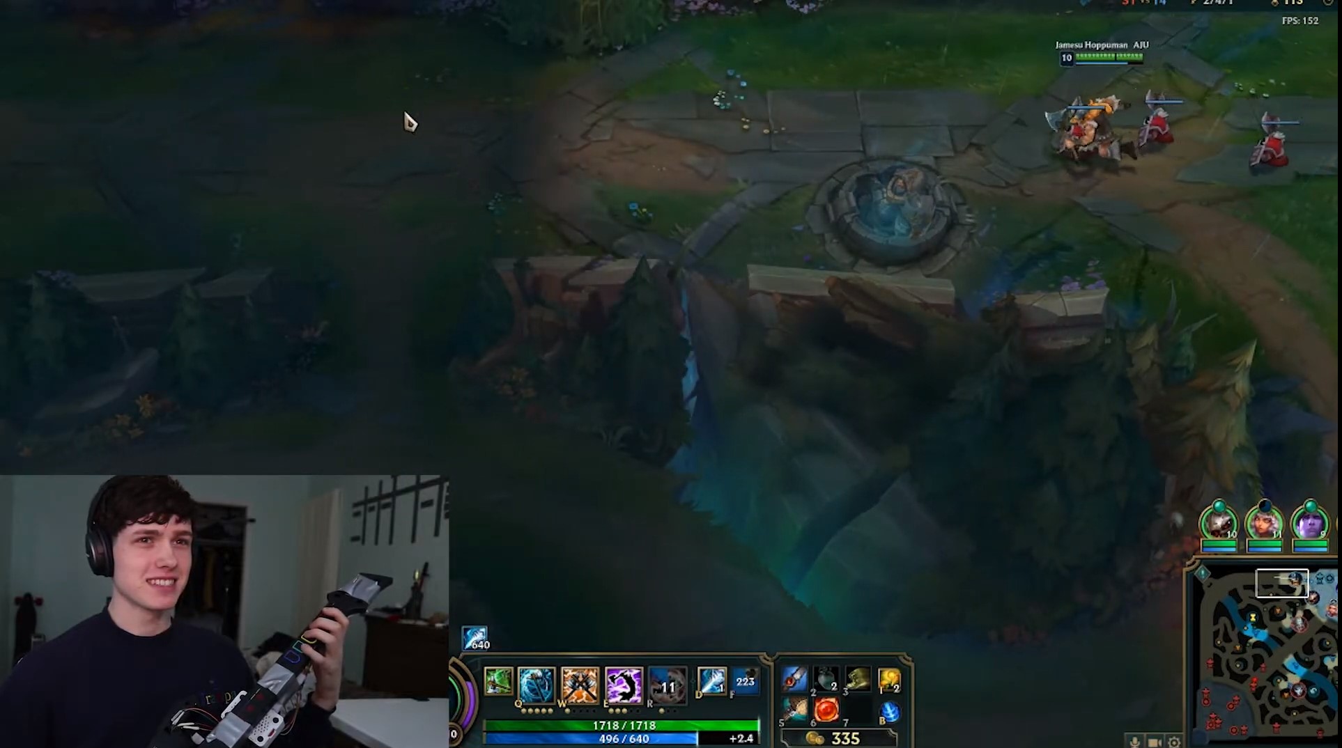 YouTuber joga League of Legends com guitarra do Guitar Hero