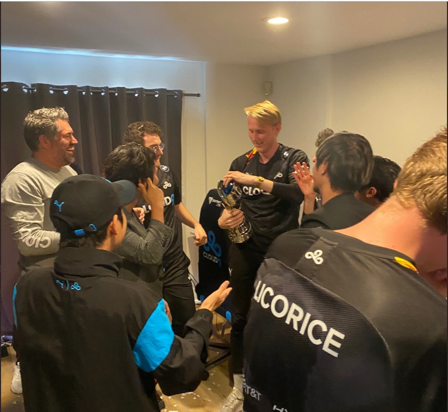 LoL: Após ganhar a LCS 2020, Cloud9 “quebra” o troféu sem querer em comemoração