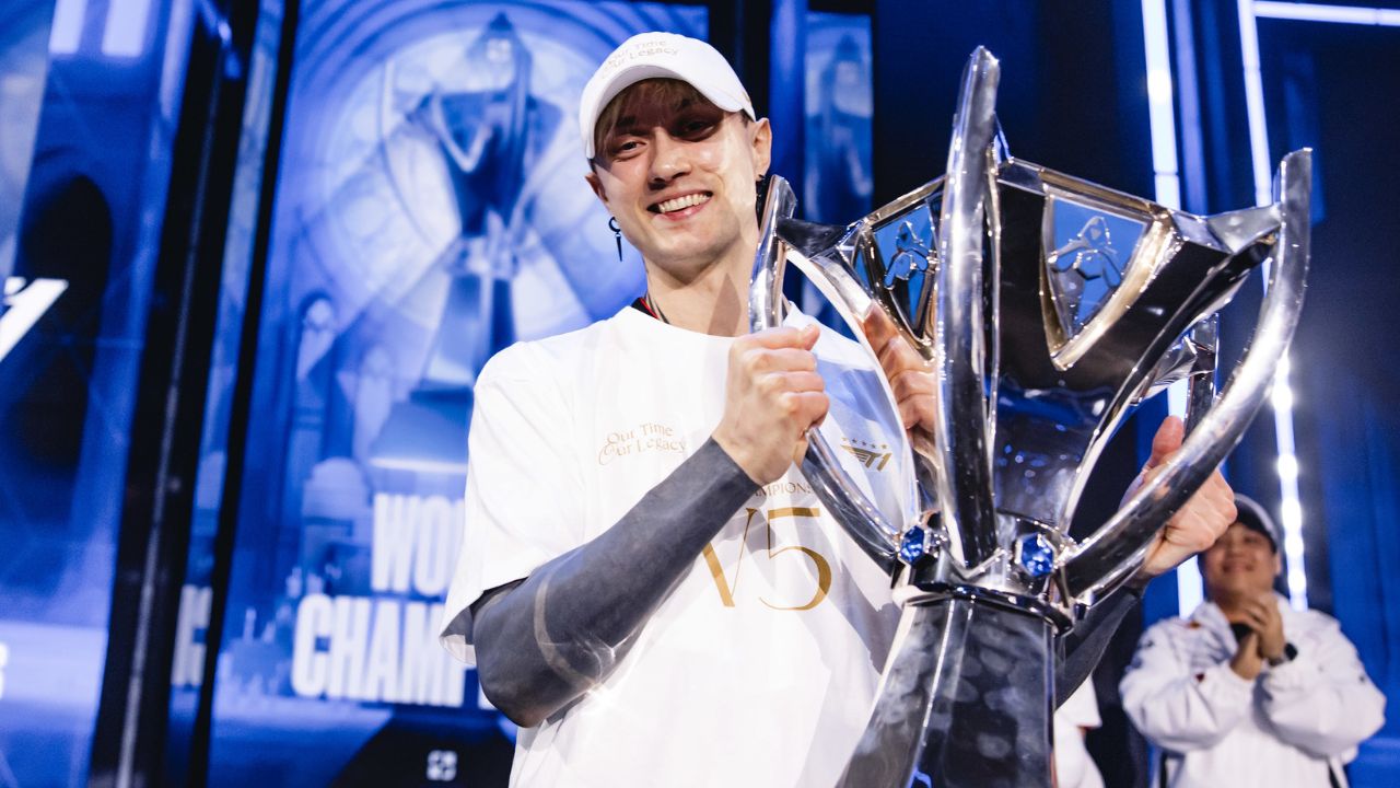 LoL: Rekkles recebe anel comemorativo do título da T1 no Worlds 2024