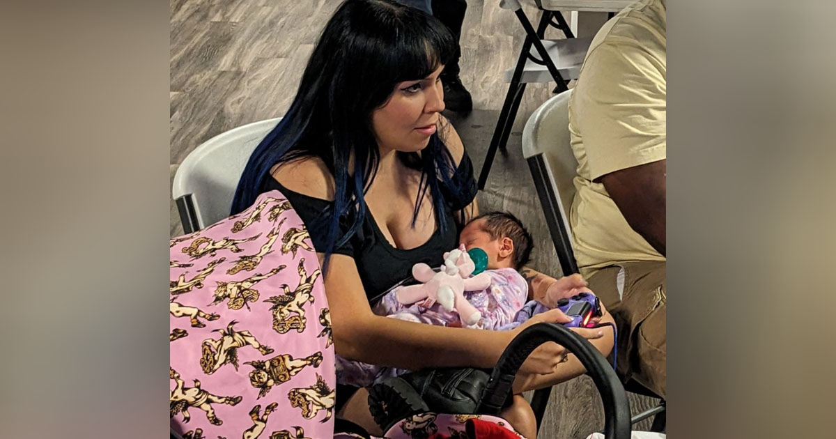 Mortal Kombat XL: Jogadora vence torneio com bebê recém-nascido no colo